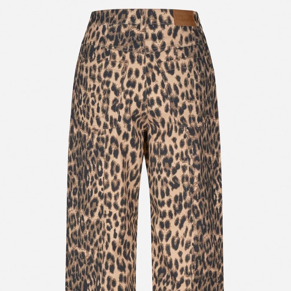 NEVER WORN LEOPARD DENIM STILL IN PACKAGE - Picture 4 of 4